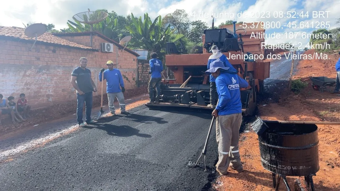 O Prefeito Arnóbio Martins foi conferir de perto a obra de pavimentação asfáltica do trecho que liga a Av Felipe Neres à Vila do Hospital.