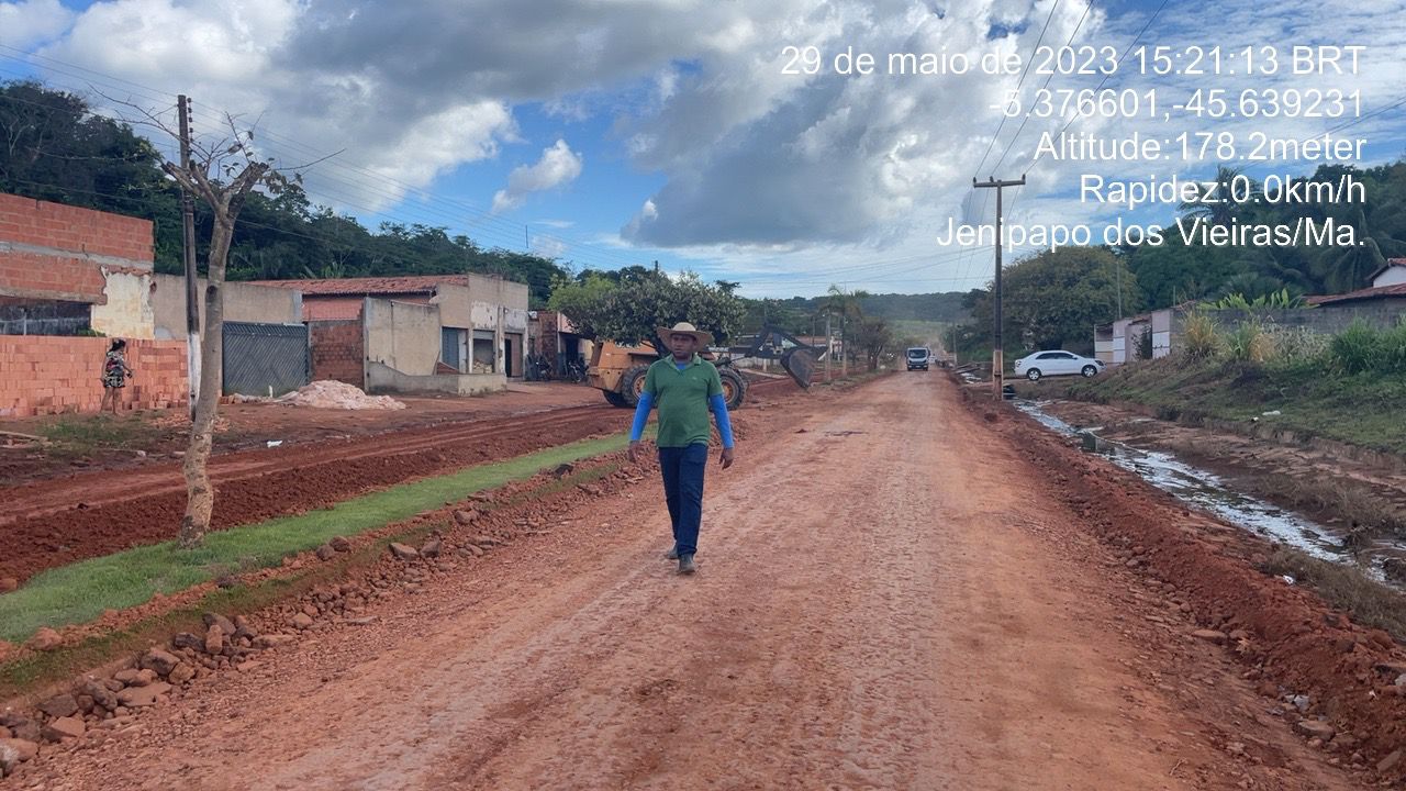 Nesta segunda-feira o Prefeito Arnóbio Martins realizou a vistoria da obra de terraplanagem na Avenida Felipe Neres