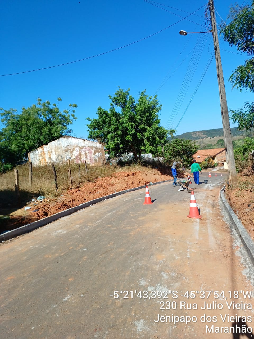 Ruas pavimentadas recebem meio fios e sarjetas, em Jenipapo dos Vieiras